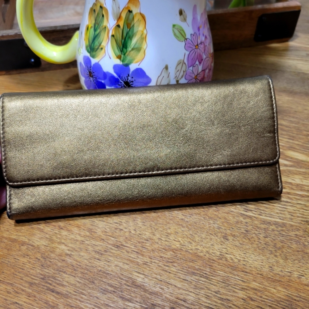 100% Authentic  Hobo wallet  beautiful golden ✨️ 💛 color